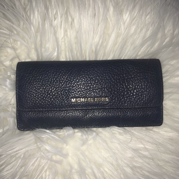 *SOLD* Michael Kors Wallet - Picture 1 of 4